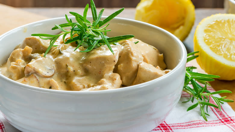 Chicken stroganoff with lemon halves