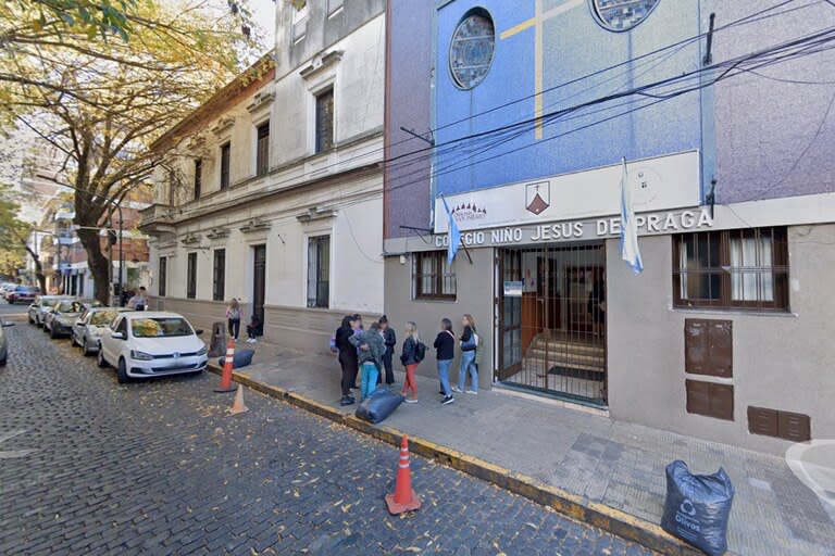 El colegio queda sobre la calle Ricardo Gutiérrez 1269, en Olivos