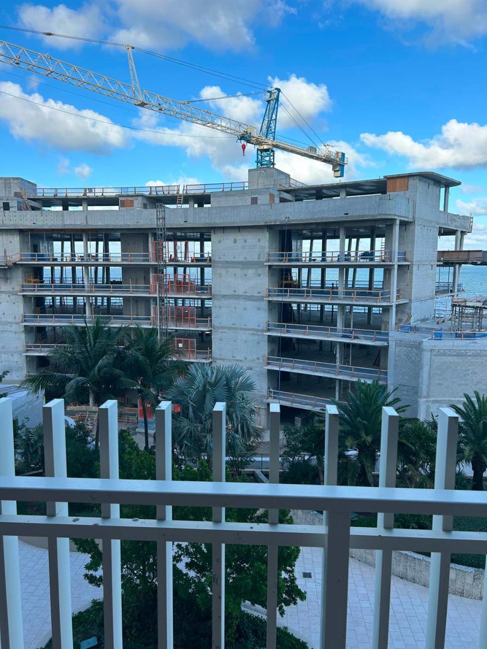 Vista de Wendy Gordon, propietaria de Grove Isle, desde el balcón de su Edificio 3 mientras se construye Vita, el nuevo edificio de apartamentos de siete plantas.