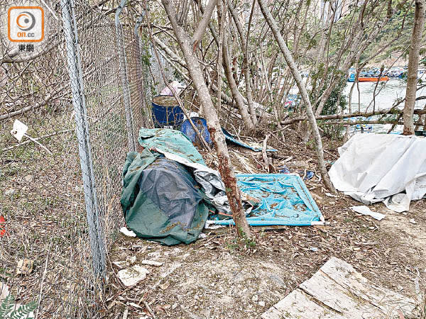 長廊附近閒置地遍布垃圾。