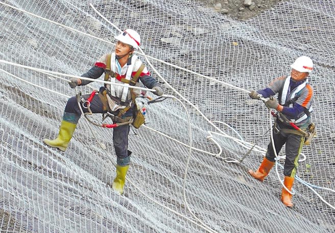 南橫公路上，「蜘蛛人」在陡峭山壁進行邊坡穩定工程，為南橫通車全力拚搏。（姚志平攝）