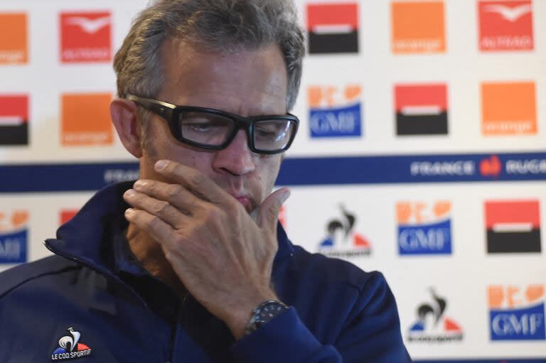 Un Fabien Galthié reflexivo durante la conferencia de prensa previa al amistoso que el seleccionado francés jugará con los Pumas en el estadio Mundialista. 