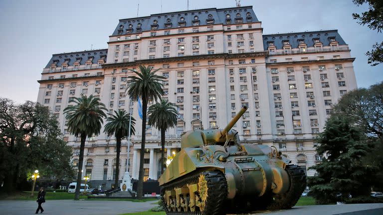 Edificio Libertador: sede del Ministerio de Defensa y del Estado Mayor Conjunto, posee peluquería, capilla, sastrería, banco cerrajería y farmacia propios