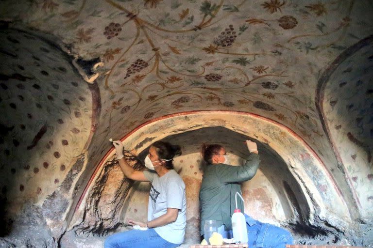 Los expertos encontraron las tumbas en la antigua ciudad de Blaundus, situada a unos 180 kilómetros al este del Mar Egeo en la actual Turquía, que fue fundada en la época de Alejandro Magno y que existió durante los períodos romano y bizantino