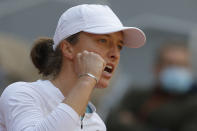 La polaca Iga Swiatek celebra tras ganar un punto ante la estadounidense Sofia Kenin en la final del Abierto de Francia, el sábado 10 de octubre de 2020, en París. (AP Foto/Michel Euler)