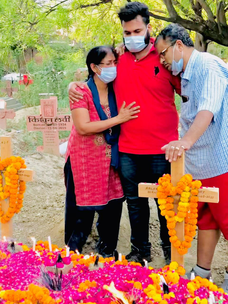 Gregory Raymond Raphael y su esposa, Soja Gregory, la semana pasada, llorando con su hijo mayor, Nelfred Raphael Gregory, en el cementerio de San Lucas tras el entierro de sus hijos gemelos Joefred y Ralfred en Meerut, cerca de Nueva Delhi. Gregory Raymond Raphael vía The New York Times)