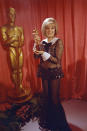 Wenn das eigene Outfit tatsächlich die Persönlichkeit widerspiegelt, muss Barbra Streisand wirklich sehr extrovertiert (gewesen) sein. Zu den Oscars 1969 wählte sie einen durchsichtigen Glitzer-Hosenanzug mit sehr ausgestelltem Bein von Arnold Scaasi. (Bild-Copyright: George Birch/AP)