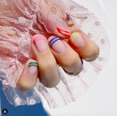 <p>La <a href="https://www.elle.fr/Beaute/Ongles/Rainbow-nails-les-plus-belles-manucures-arc-en-ciel" rel="nofollow noopener" target="_blank" data-ylk="slk:manucure arc-en-ciel;elm:context_link;itc:0;sec:content-canvas" class="link ">manucure arc-en-ciel</a> est une version multicolore et plus minimaliste que la french manucure classique. </p><br>