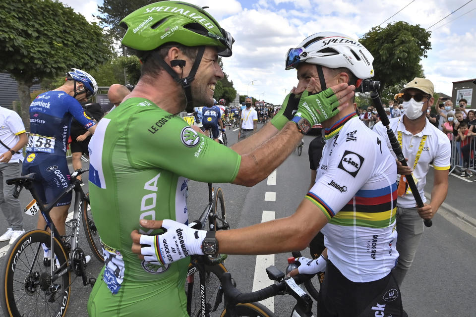 ARCHIVO - Mark Cavendish (con uniforme verde) celebra con Julian Alaphilippe tras ganar la sexta etapa del Tour de Francia en Chateauroux, el 1 de junio de 2021. (David Stockman, Pool Foto vía AP)