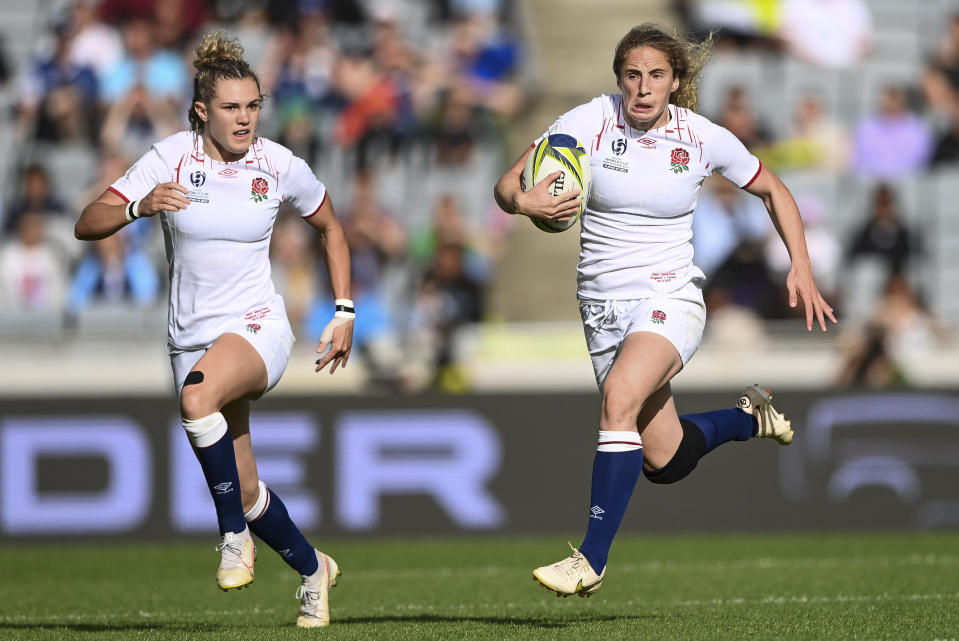 Abby Dow, right, of England runs for the try line during the women's rugby World Cup semifinal between Canada and England at Eden Park in Auckland, New Zealand, Saturday, Nov.5, 2022. (Andrew Cornaga/Photosport via AP)