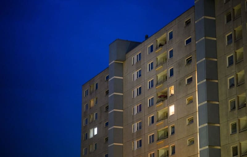 A light is on in a single apartment in a multi-storey apartment building in the Hanover region. The Bertelsmann Stiftung presents a study on population forecasts up to 2040. Julian Stratenschulte/dpa