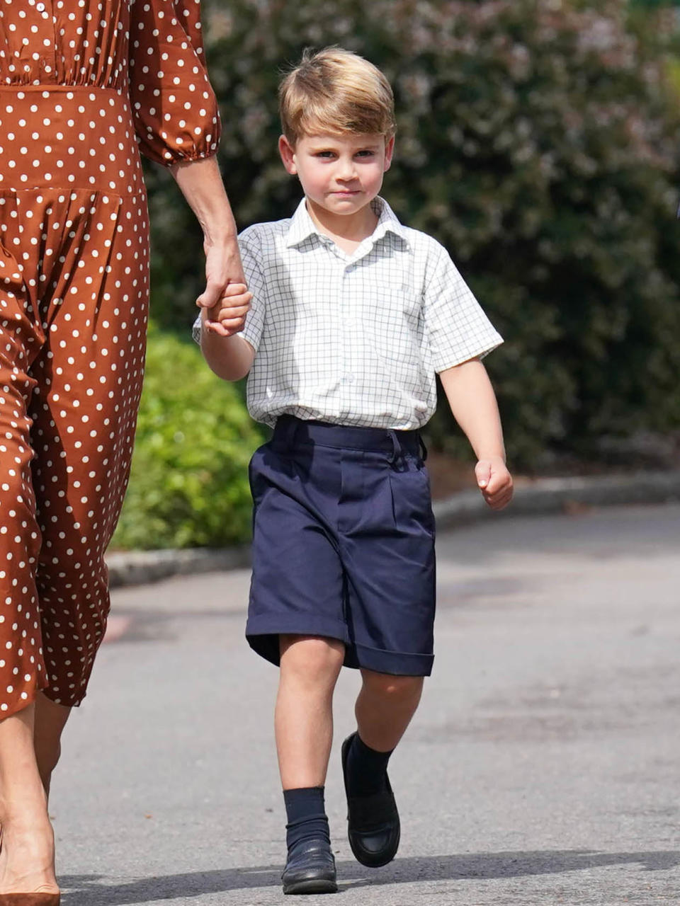 BRACKNELL, ENGLAND - SEPTEMBER 07: (EDITORS NOTE: Retransmission with alternate crop.) Prince Louis, accompanied by his parents the Prince William, Duke of Cambridge and Catherine, Duchess of Cambridge, arrive for a settling in afternoon at Lambrook School, near Ascot on September 7, 2022 in Bracknell, England. The family have set up home in Adelaide Cottage in Windsor's Home Park as their base after the Queen gave them permission to lease the four-bedroom Grade II listed home. (Photo by Jonathan Brady - Pool/Getty Images)