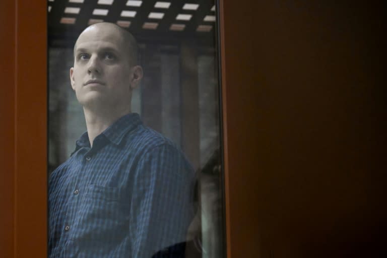 El periodista estadounidense Evan Gershkovich sigue una audiencia de su juicio por espionaje en un tribunal de Ekaterimburgo, en Rusia, el 26 de junio de 2024 (Natalia Kolesnikova)