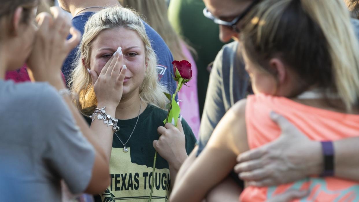 Eine Frau wischt sich nach dem Schulmassaker in Santa Fe Tränen aus dem Gesicht. Foto: Stuart Villanueva, The Galveston County Daily News