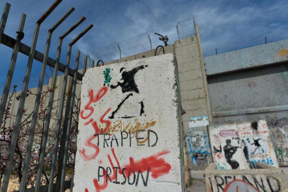 <p>Überhaupt ist Palästina ein beliebtes Ziel von Banksy, der seit 2005 öfter ins Westjordanland und den Gazastreifen gereist ist, um Aufmerksamkeit für den Konflikt mit Israel zu erzeugen. (Photo by Artur Widak/NurPhoto via Getty Images)</p> 