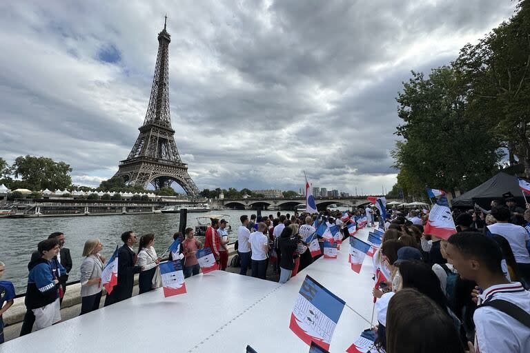 Las delegaciones desfilarán en embarcaciones a lo largo de uno de los máximos íconos de París: el río Sena, con la torre de fondo