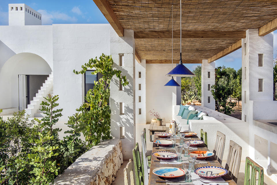 <p>Sous la terrasse ombragée, l’architecte a imaginé un coin détente avec une immense banquette agrémentée de coussins ( <a href="https://www.laredoute.fr/brnd/la-redoute-interieurs.aspx?%20" rel="nofollow noopener" target="_blank" data-ylk="slk:La Redoute Intérieurs;elm:context_link;itc:0;sec:content-canvas" class="link ">La Redoute Intérieurs</a>) et un espace repas. Sur la table rustique entourée de chaises en bois chinées ( <a href="http://www.espacenordouest.com/" rel="nofollow noopener" target="_blank" data-ylk="slk:Espace Nord Ouest;elm:context_link;itc:0;sec:content-canvas" class="link ">Espace Nord Ouest</a>, à Bondues), vaisselle peinte à la main de la designer belge Laurence Leenaert ( <a href="https://lrnce.com/" rel="nofollow noopener" target="_blank" data-ylk="slk:LRNCE;elm:context_link;itc:0;sec:content-canvas" class="link ">LRNCE</a>). Sets de table en lin ( <a href="https://www.ailleurs-paris.com/fr/" rel="nofollow noopener" target="_blank" data-ylk="slk:Ailleurs;elm:context_link;itc:0;sec:content-canvas" class="link ">Ailleurs</a>) et gobelets ( <a href="https://www.verrebeldi.com/" rel="nofollow noopener" target="_blank" data-ylk="slk:Verre Beldi);elm:context_link;itc:0;sec:content-canvas" class="link ">Verre Beldi)</a>. Suspensions chinées.</p> <br>