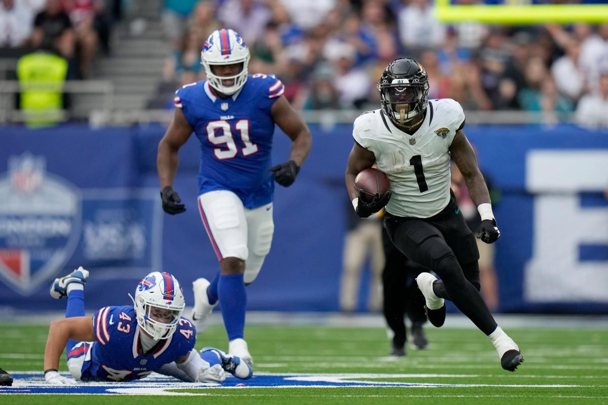 Jacksonville Jaguars defensive tackle Folorunso Fatukasi (94) and