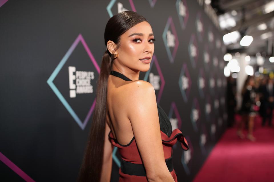 <p>Stars like Rita Ora, Shay Mitchell, and more showed up to the 2018 People's Choice Awards in steamy, skin-baring looks. Scroll on to see the nakedest looks from Sunday night's red carpet.</p>