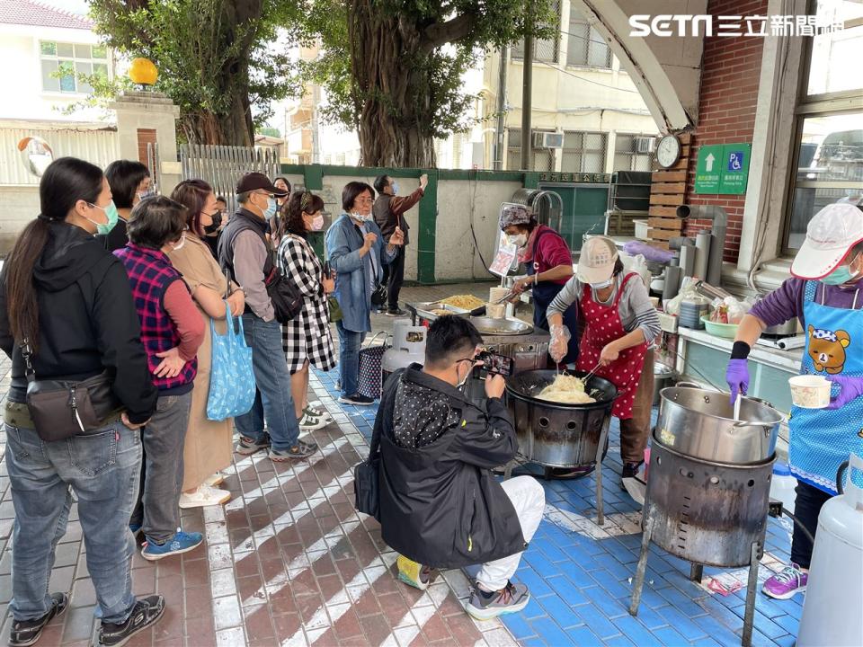 蔡婦今日在台南分署法拍會設攤，販售炒麵、土魠魚羹等美食小吃清償欠款。（圖／民眾提供）