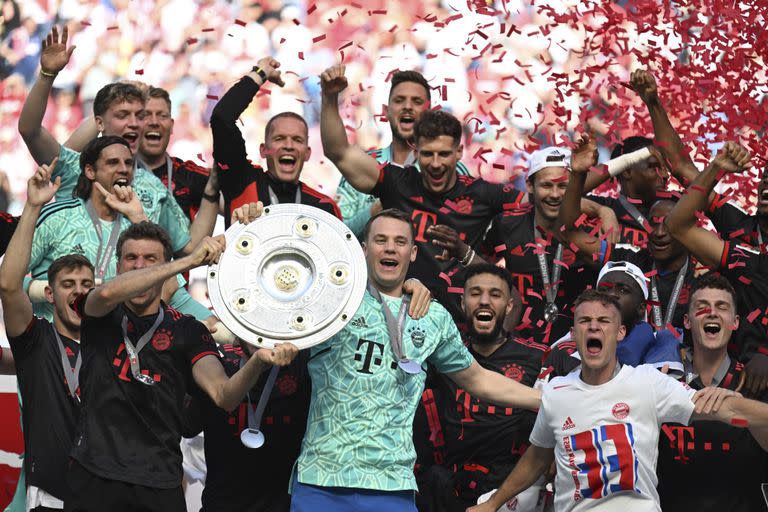 El plantel de Bayern Munich celebra la obtención de la Bundesliga 2022-23, la 11° consecutiva