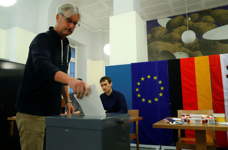 People vote in the general election (Bundestagswahl) in Berlin, Germany, September 24, 2017. REUTERS/Fabrizio Bensch