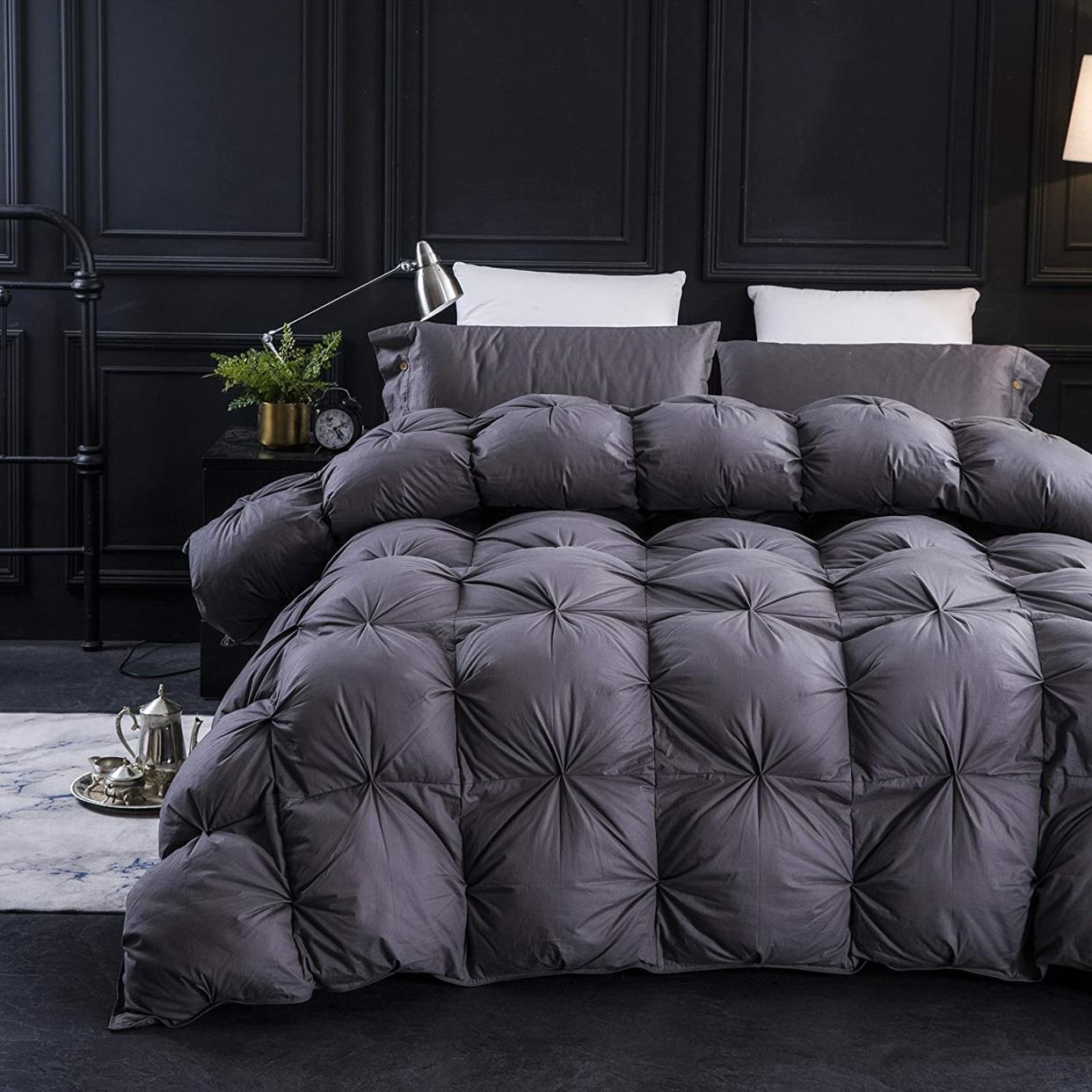 Goose down comforter with pleats. 