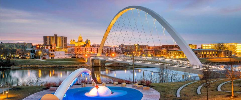 Des Moines Iowa skyline and public park in USA (United States)