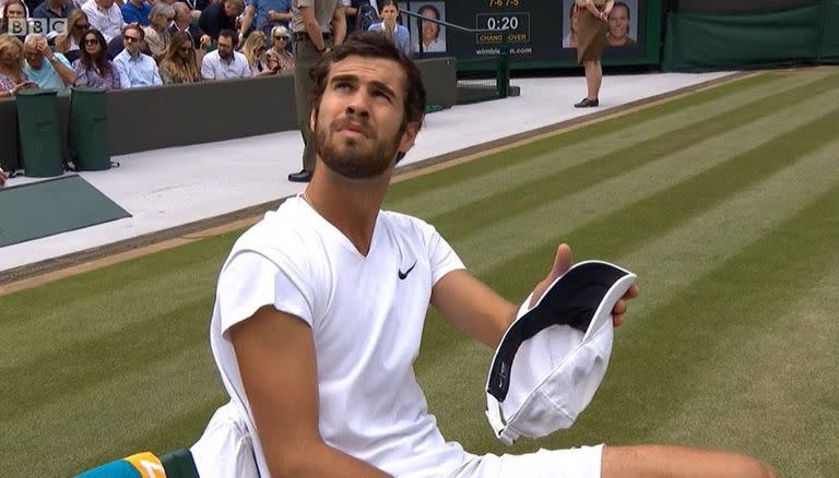 Karen Khachanov escuchando, con cierta incredulidad, cuando el umpire británico Richard Haigh le indicó que no podía utilizar la gorra que llevaba puesta porque en el interior había demasiado color negro.