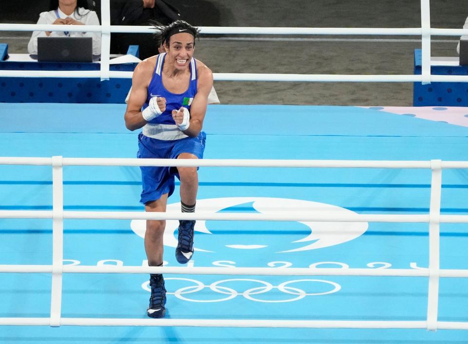 Imane Khelif de Argelia celebra después de derrotar a Janjaem Suwannapheng el martes en su semifinal de peso welter.