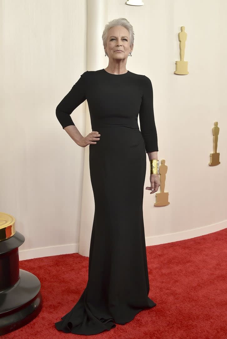 Jamie Lee Curtis, quien se alzó con el Oscar a mejor actriz de reparto el año pasado por su papel en Todo en todas partes al mismo tiempo, fue una de las primeras en llegar. La actriz eligió un infalible diseño en negro, de mangas largas y cola de Dolce & Gabanna