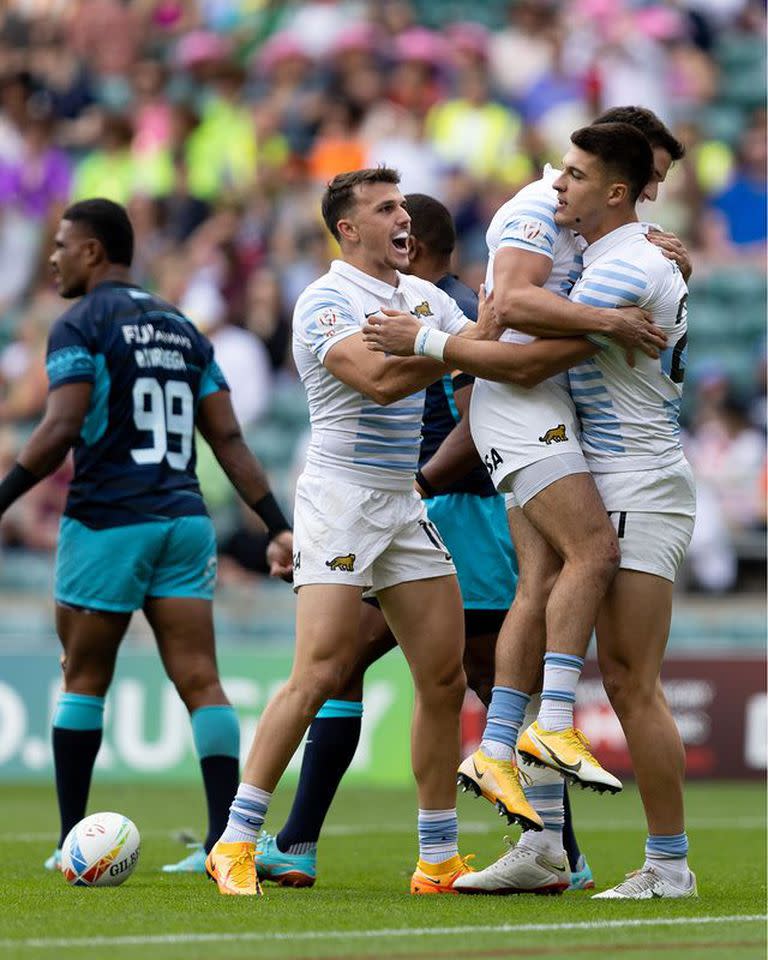 Festejo argentino en Londres, en una goleada histórica ante Fiji