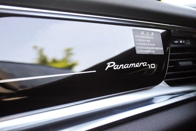 手套箱上的「Panamera10」徽飾。