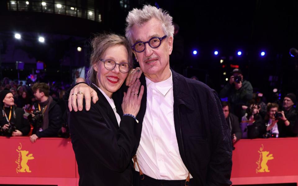 Ebensfalls für einen Oscar nominiert und Gast bei der Berlinale-Eröffnung: Regisseur Wim Wenders kam mit Ehefrau Donata.  (Bild: Andreas Rentz/Getty Images)