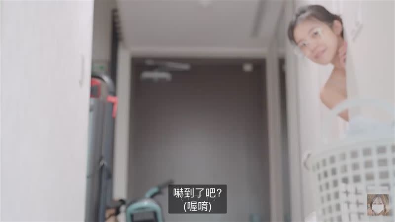 李多慧大膽脫掉睡衣及睡褲，還俏皮對粉絲說：「嚇到了吧！」（圖／翻攝自李多慧YouTube）