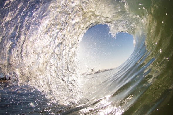 Amazing heart-shaped wave snapped by surfer