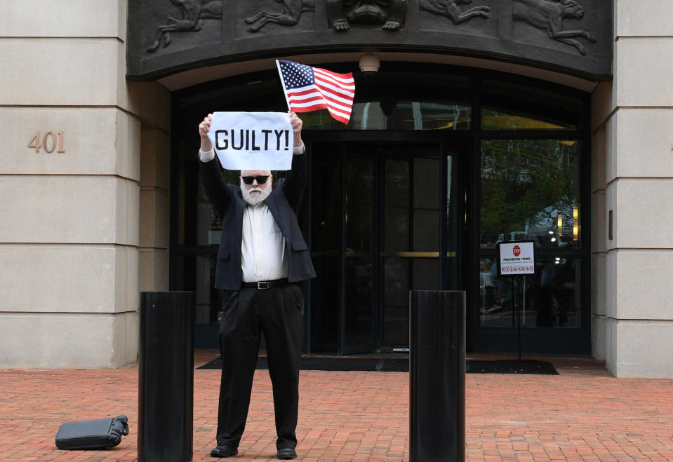 <p>In der Stadt Alexandria im US-Bundesstaat Virginia demonstriert ein Mann mit einem Plakat, auf dem das Wort „Guilty“ (deutsch: schuldig) prangt. Im Gebäude hinter ihm, dem District Courthouse, wurde wenig später Donald Trumps ehemaliger Wahlkampfmanager Paul Manafort unter anderem wegen Steuerhinterziehung schuldig gesprochen. (Bild: Reuters/Mary F. Calvert) </p>