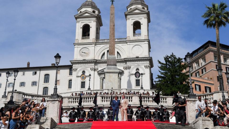 Tom Cruise (izquierda) rindió homenaje al director Christopher McCurry (derecha) desde la alfombra roja en la Plaza de España en Roma.