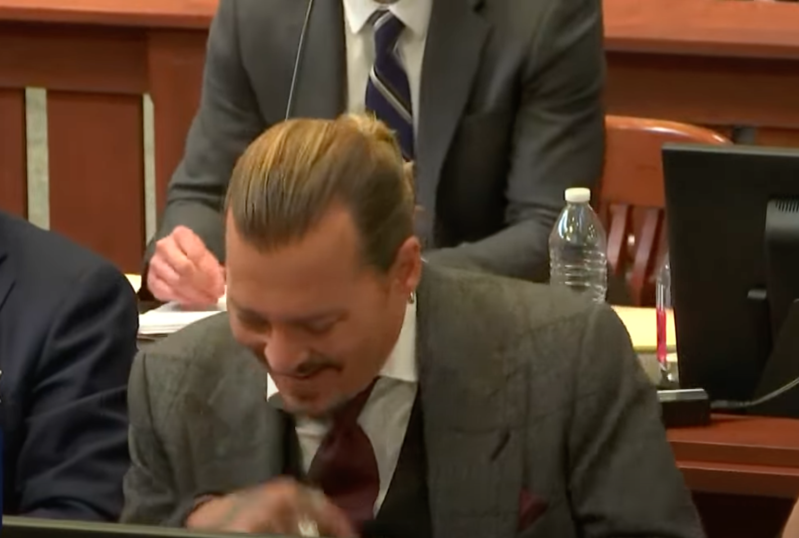 強尼戴普在法庭上聽到安珀的辯護律師質問保鏢有沒有看過自己的雞雞，忍不住大笑。（翻攝自Law & Crime Networdk官方YouTube）