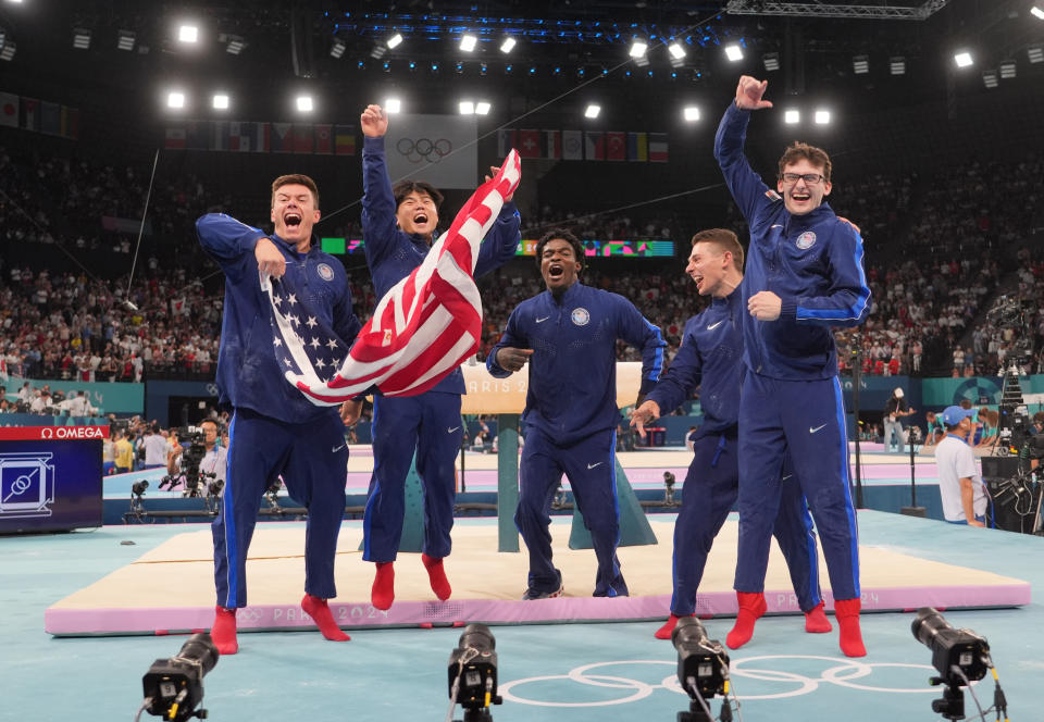 Stephen Nedoroscik, kanan, merayakan kemenangan medali perunggu bersama rekan setimnya Brody Malone, Asher Hong, Frederick Richard dan Paul Juda (James Lang/Reuters)