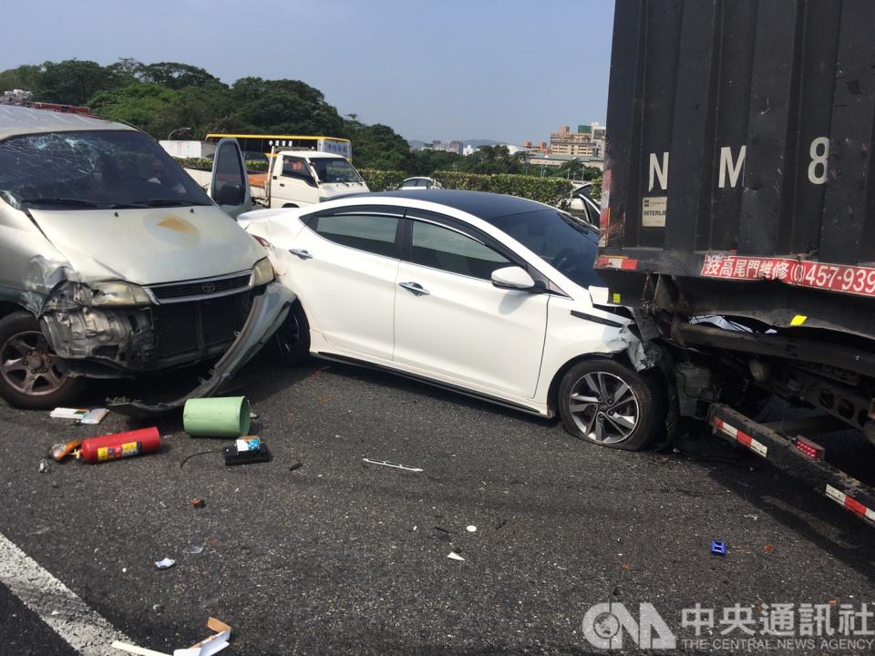 國道3號中和交流道附近北上路段，24日上午發生7輛車追撞事故，造成1人命危2人輕傷。傷者已送醫，國道警方全力排除塞車，近11許已經恢復內線3個車道。(中央社)