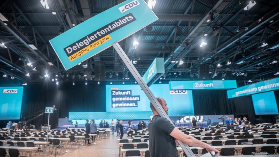 CDU-Parteitag beginnt - Wiederwahl von Merz. (Bild: Michael Kappeler/dpa)