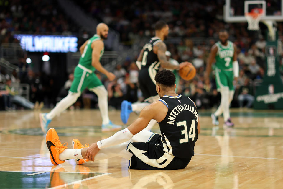 Giannis Antetokounmpo è stato costretto ad abbandonare anticipatamente la partita di martedì per un dolore al polpaccio sinistro.  (Stacey Revere/Getty Images)