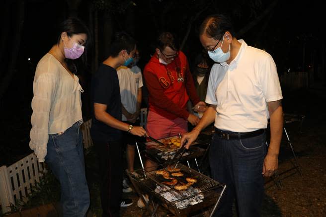 國民黨桃園市長參選人張善政秀烤肉手藝。（蔡明亘攝）