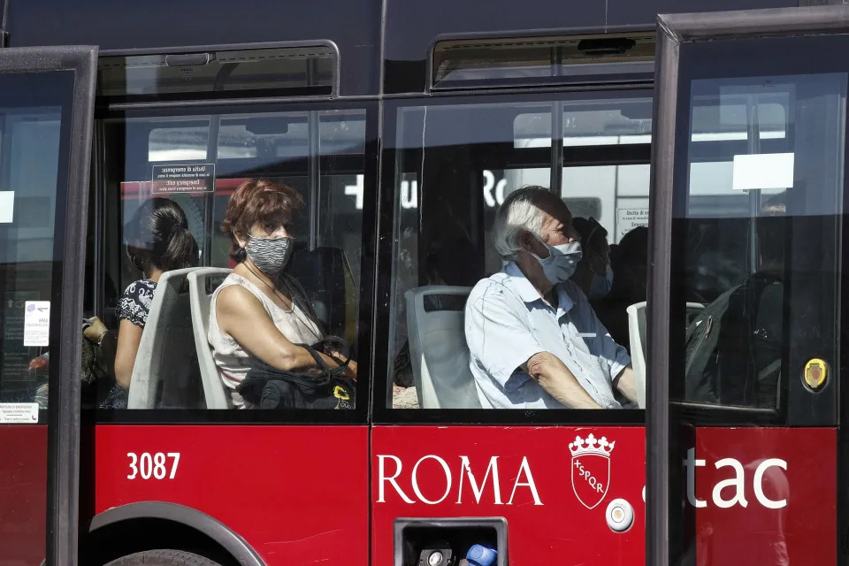 Italy dispenses with the mask on public transport after more than two years