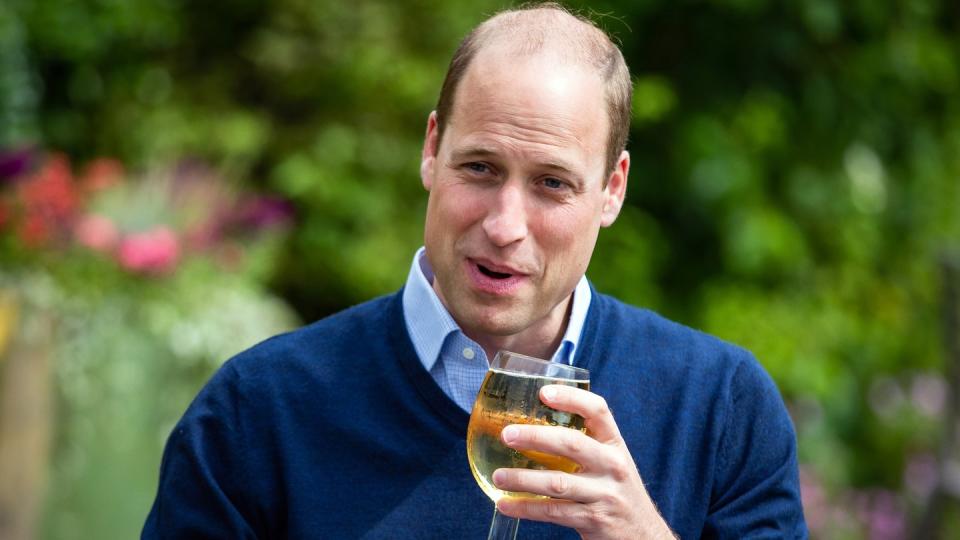 Prinz William hält ein Glas mit Aspalls Cidre bei seinem Besuch im Pub «The Rose and Crown» im Dorf Snettisham.