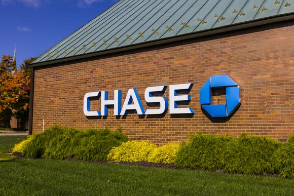 The exterior of a Chase branch.
