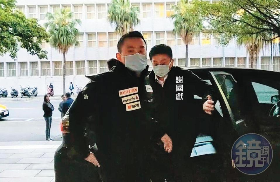 檢警偵辦黑道介入長榮案，2月17日台北地檢署傳訊老三張國政連襟謝國獻到案說明，主要是檢警查出犯案小弟金流與謝有關。左為承辦員警。