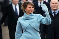 <p>Melania lució este conjunto de vestido y abrigo en azul diseñado por Ralph Lauren para ella en la toma de posesión de 2017, en un sutil homenaje a la ex primera dama Jackie Kennedy. Debido a que fue hecho de modo exclusivo se desconoce el precio, pero las acciones de la casa de modas se dispararon de 88.20 a 88.90 una hora después que la nueva primera dama lo estrenara.<br>Foto: AP </p>