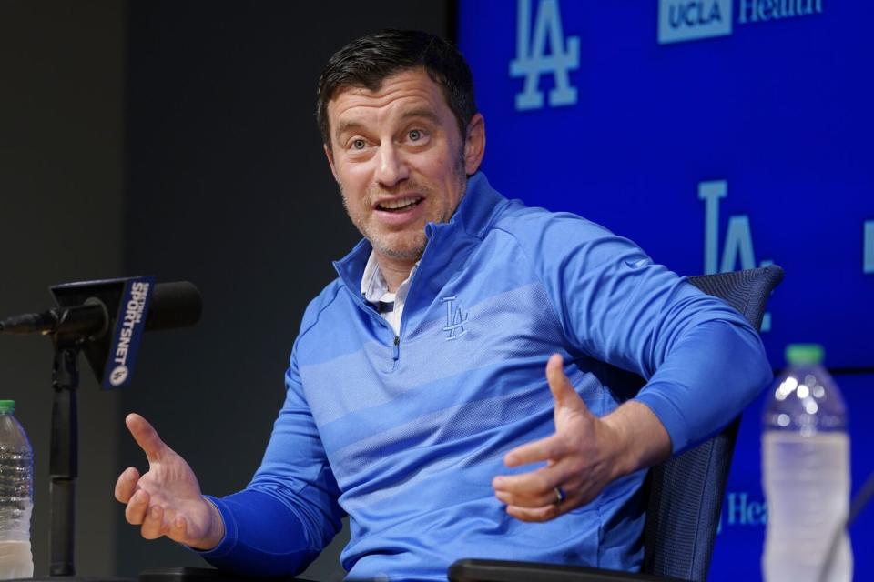 Andrew Friedman, presidente de operaciones de béisbol de los Dodgers, responde preguntas durante una conferencia de prensa.